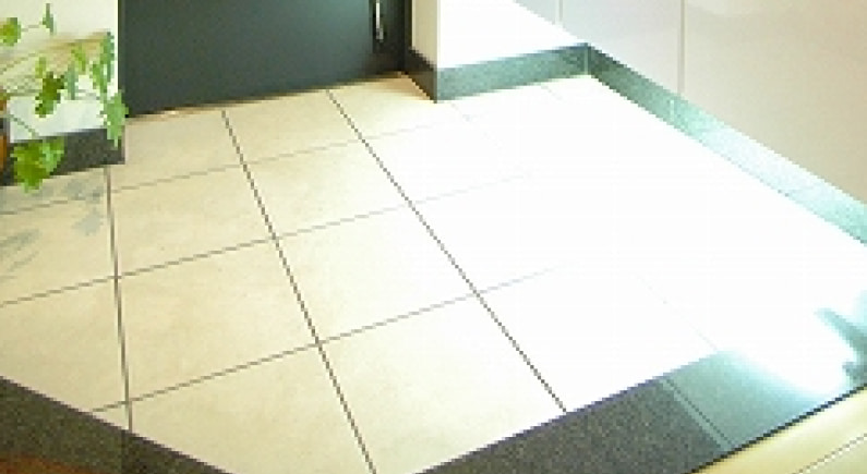 玄関タイルの写真